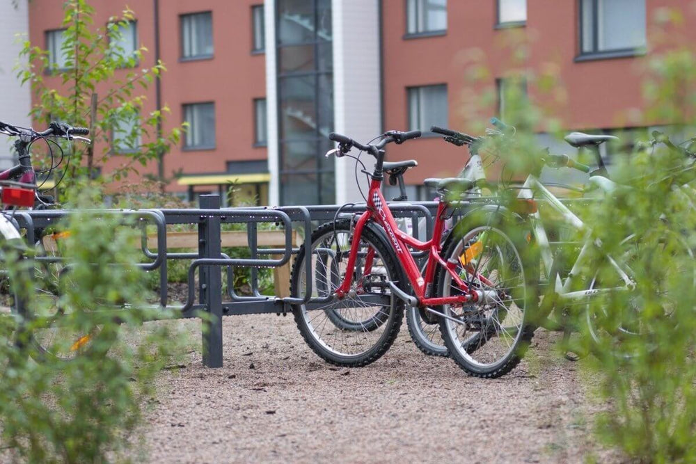 Perkiönkatu 73-75 Tampere: bike racks, carpet racks, and waste bins