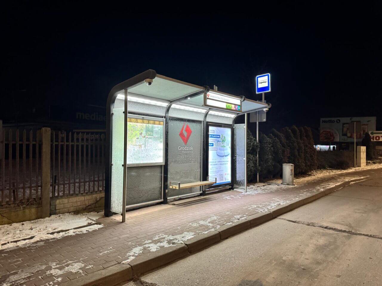 Bus shelter Utopia, 4.9 m, surface-mounted on a concrete slab or flush-mounted bolted to a concrete slab