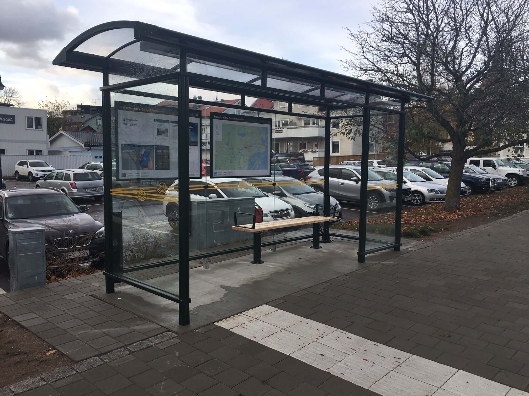 Bus shelter City 90 4.3 m, surface mounted on concrete slab