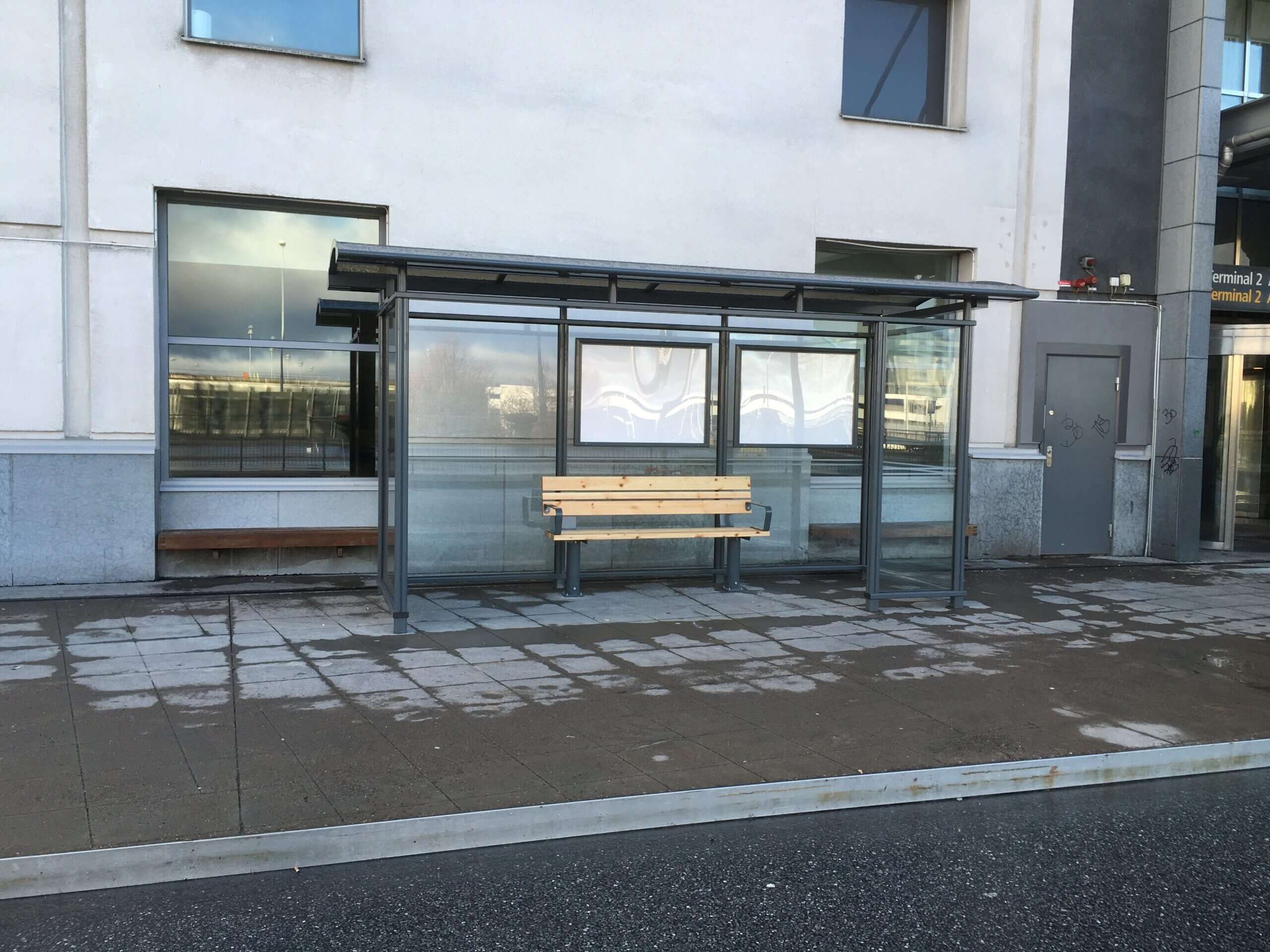 Bus shelter City 90 4.3 m, surface mounted on concrete slab