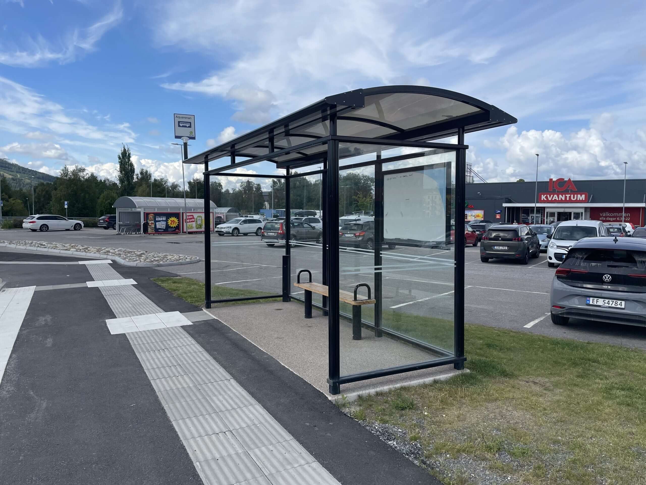 Pysäkkikatos City 90 4,3 m, pinta-asennus betonilaatalle