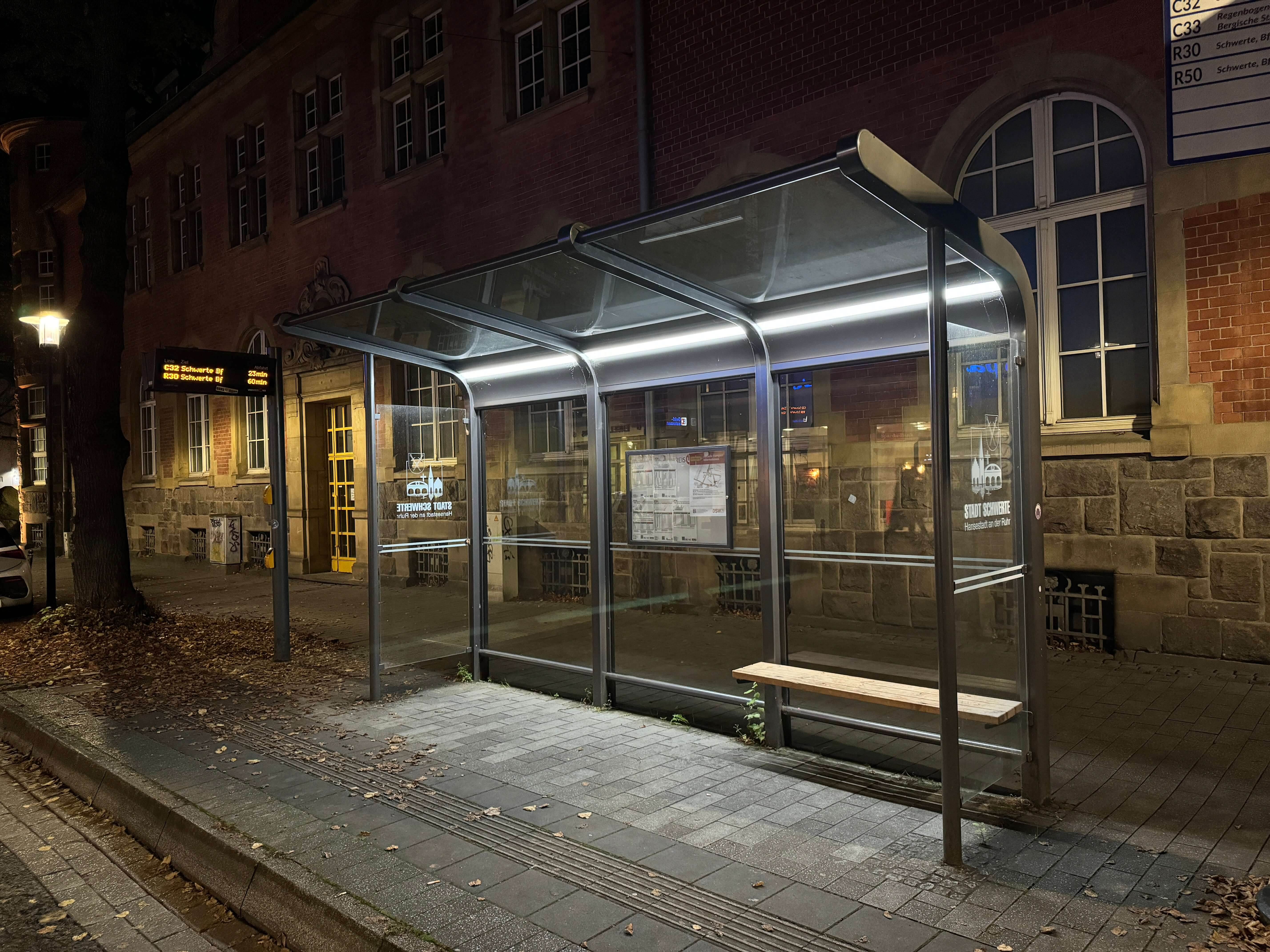 Bus shelter Utopia, 4.9 m, surface-mounted on a concrete slab or flush-mounted bolted to a concrete slab