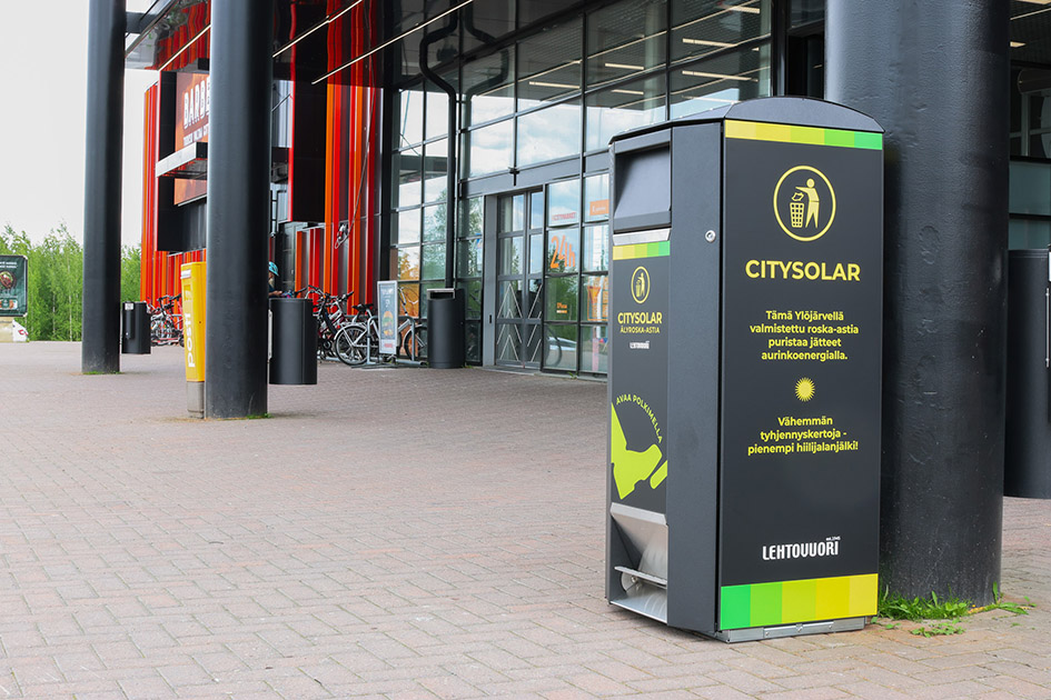 Powered by solar energy, the smart bin CitySolar compacting bin compresses and stores the same amount of refuse as twenty traditional 60-litre street bins.